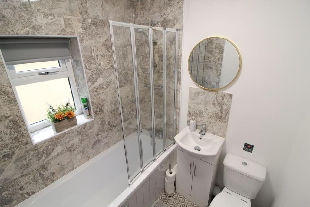 Modern 3 Bed, Contractors Welcome, Bradford Bradford  Exterior photo
