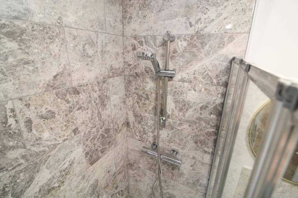 Modern 3 Bed, Contractors Welcome, Bradford Bradford  Exterior photo